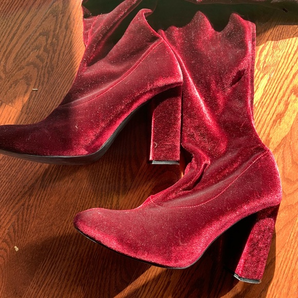 Fall 2025 colour trend 

Zara women over the knee boot : maroon/ burgundy - Picture 7 of 8